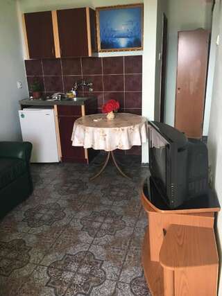 Хостелы Sunny Hostel Будва Стандартный двухместный номер с 1 кроватью и общей ванной комнатой-8