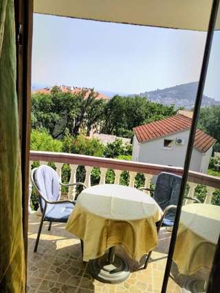 Хостелы Sunny Hostel Будва Двухместный номер с 1 кроватью и балконом, вид на море-9